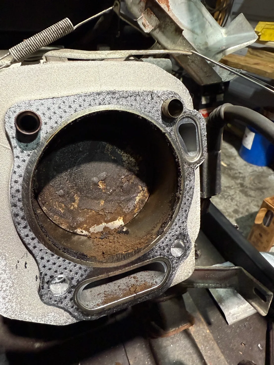 Rusty cylinder and piston inspection